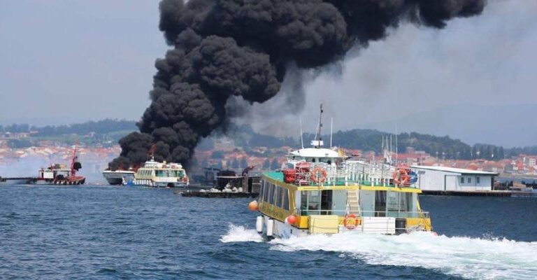 El incendio de un catamarán en La Toja (Pontevedra) deja cinco heridos graves