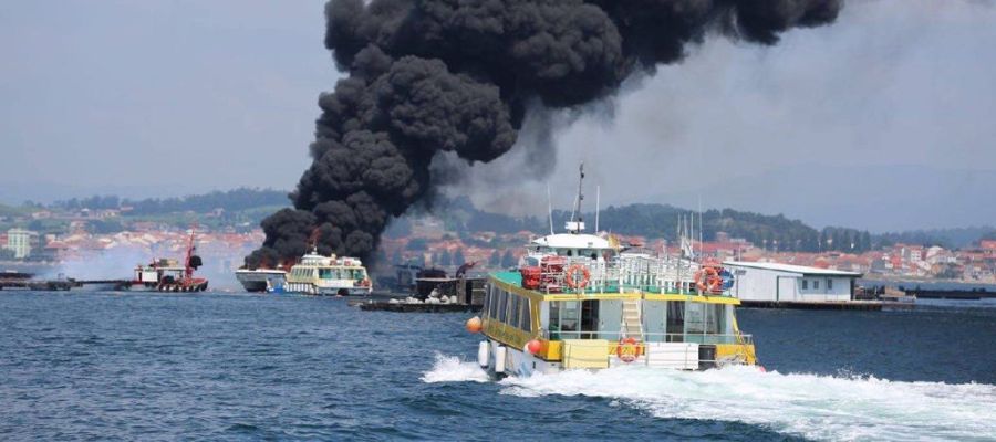 Arde un catamarán en La Toja.