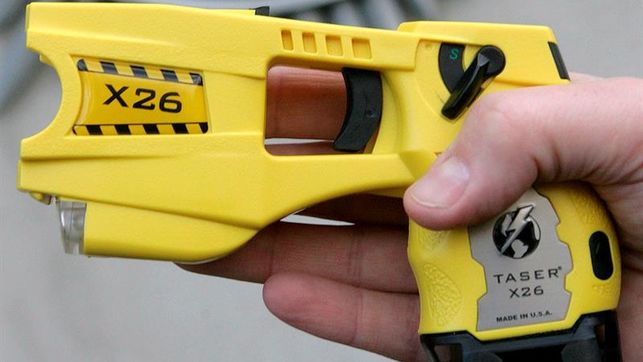 La pistola eléctrica Taser que usan los Mossos