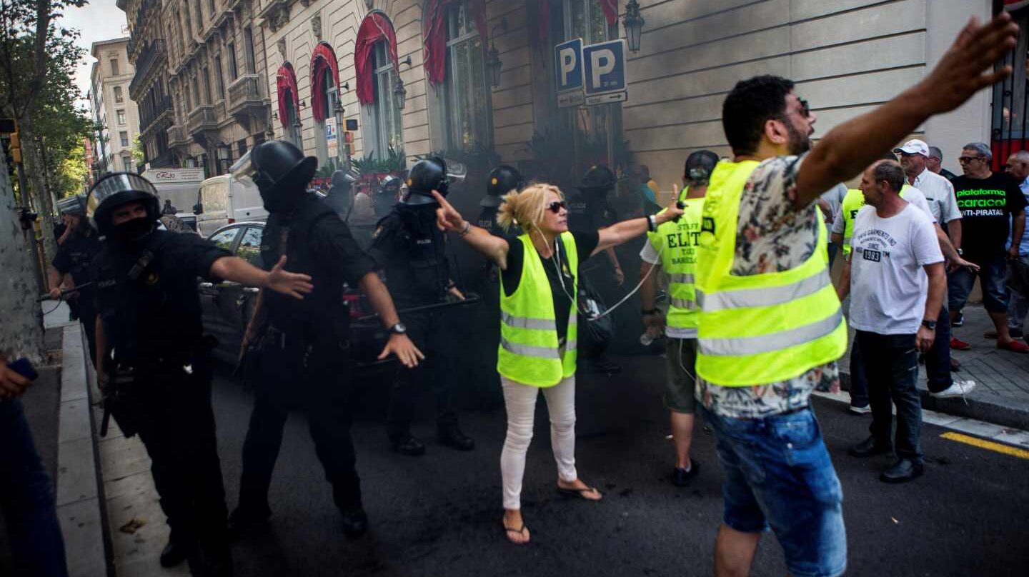 Altercados durante la huelga de taxis en Barcelona.