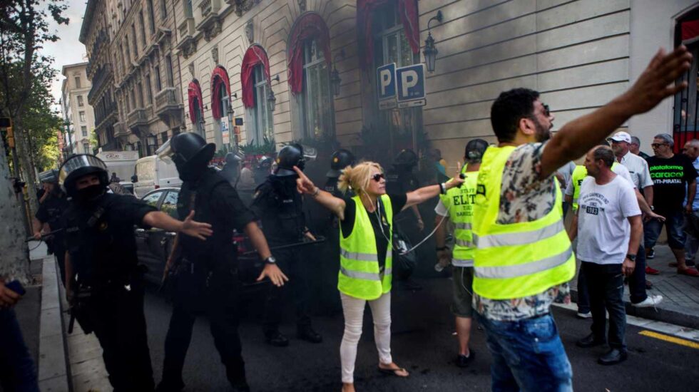Altercados durante la huelga de taxis en Barcelona.