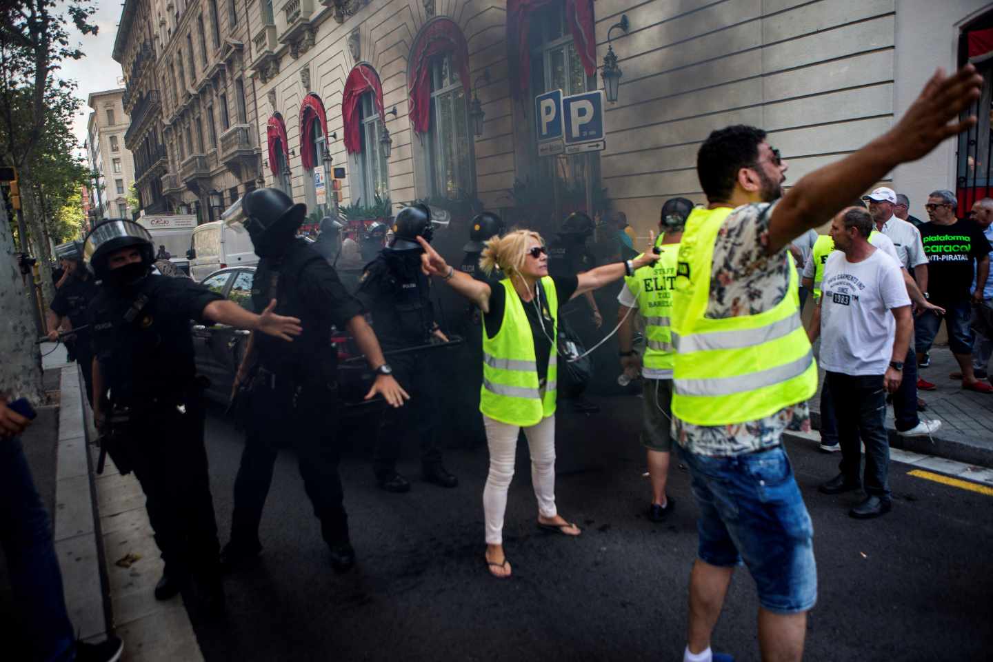 Altercados durante la huelga de taxis en Barcelona.