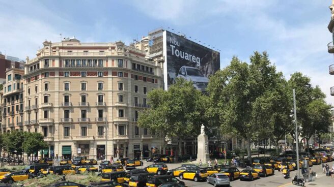 Los taxis ocupan la Castellana de Madrid y la Gran Vía de Barcelona