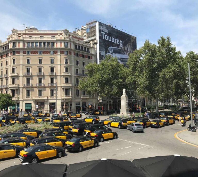 Los taxis ocupan la Castellana de Madrid y la Gran Vía de Barcelona