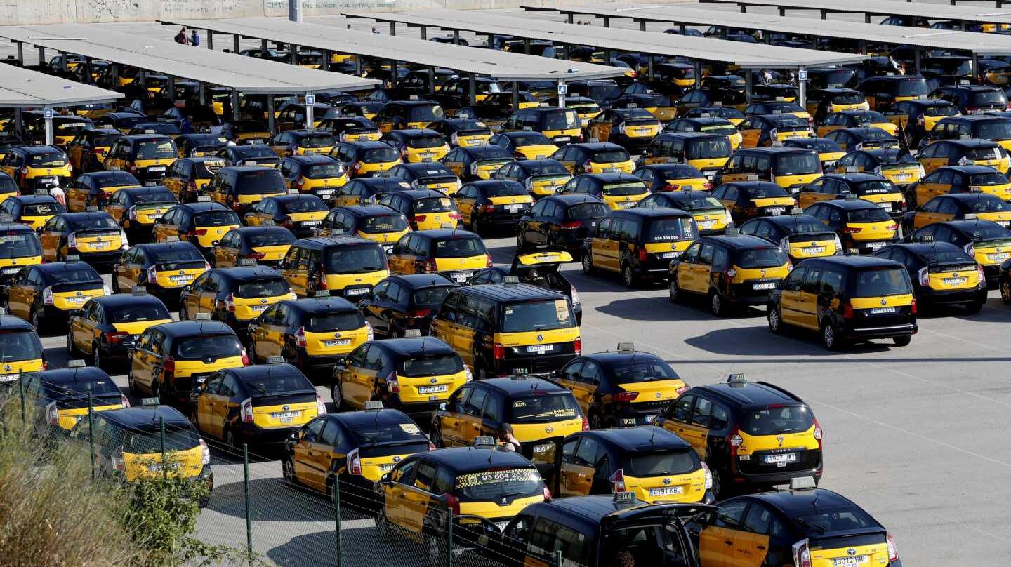 Taxis parados por la huelga.