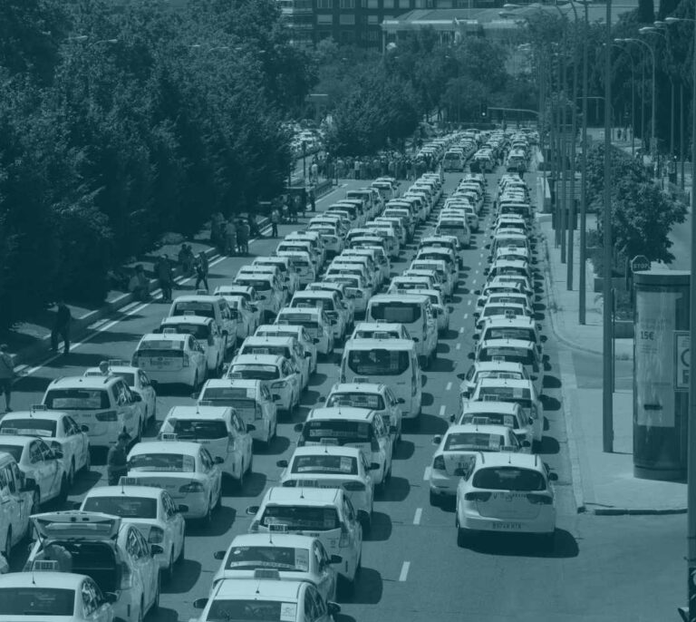 La huelga de taxis pone al Gobierno contra las cuerdas