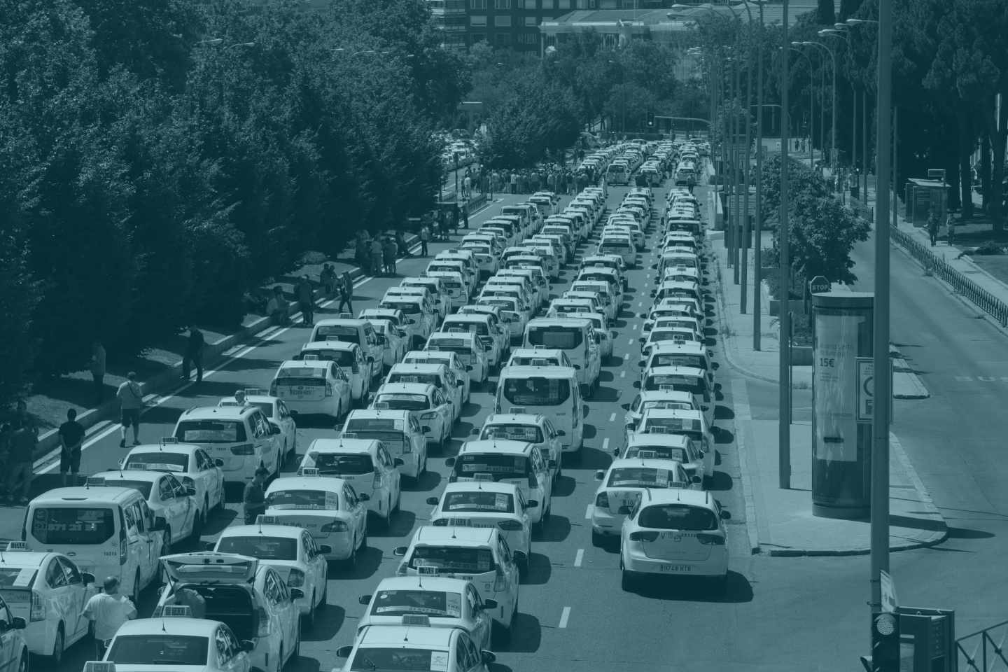 Un grupo de taxis permanecen concentrados a su paso por el ministerio de Fomento, en Madrid.