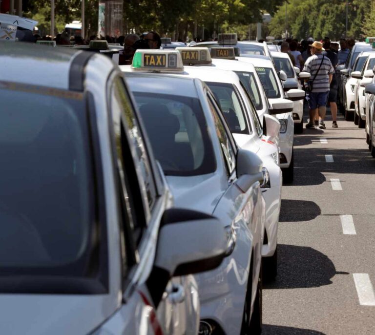 Los taxistas madrileños deciden secundar una huelga indefinida