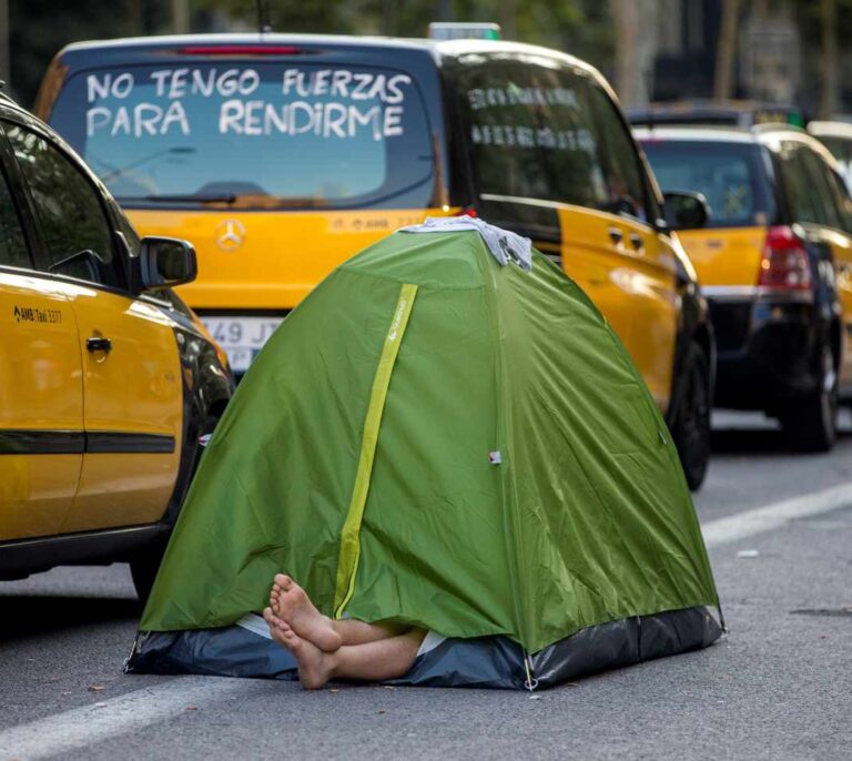 Los taxistas aceptan servicios mínimos pero mantienen la huelga hasta mañana