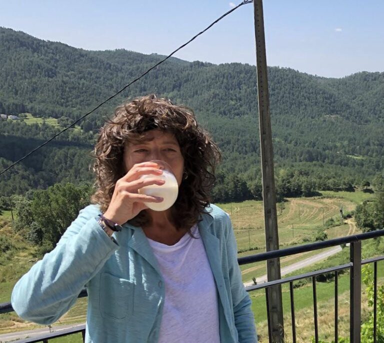 La consejera de Agricultura catalana, Teresa Jordà, se enreda con la leche cruda de vaca