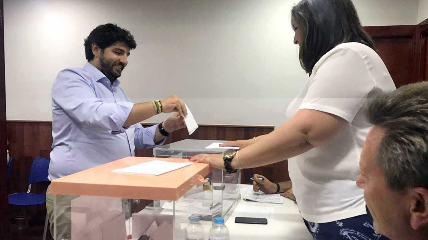 El presidente de Murcia, Fernando López Miras, vota en las dos urnas habilitadas en las primarias del PP.