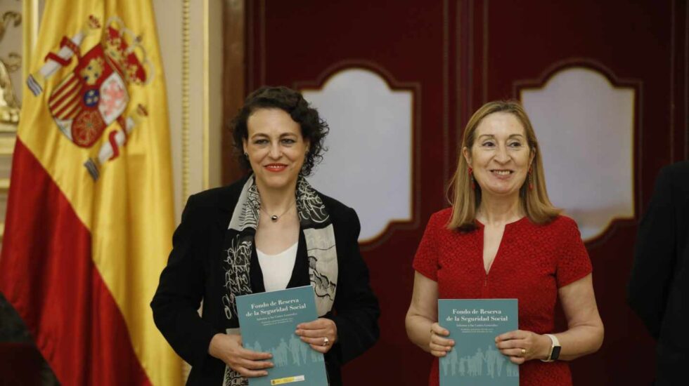 La ministra de Trabajo, Magdalena Valerio, y la presidenta del Congreso, Ana Pastor, presentan el informe anual del Fondo de Reserva de la Seguridad Social.