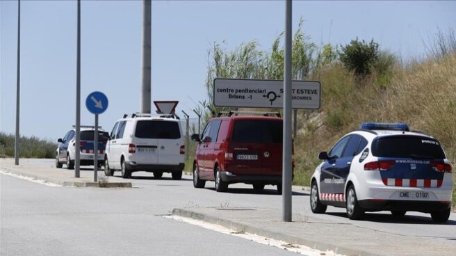 Los presos independentistas llegan a la cárcel de Brians en vehículos sin identificación policial.