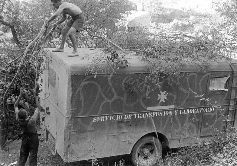 Camuflando el camión de transfusiones de la Unidad Médica Británica.