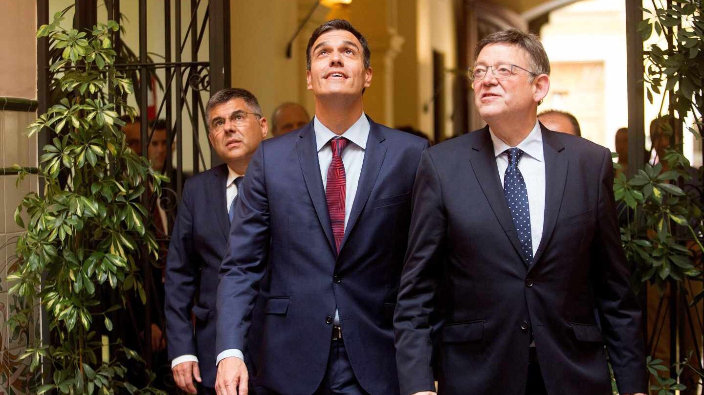 El presidente del Gobierno, Pedro Sánchez (c), junto al president de la Generalitat valenciana, Ximo Puig.