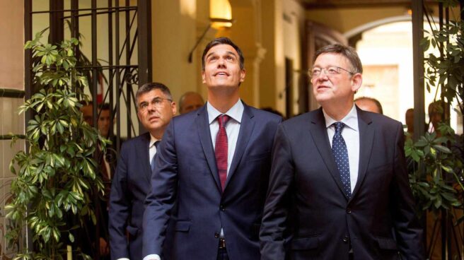 El presidente del Gobierno, Pedro Sánchez (c), junto al president de la Generalitat valenciana, Ximo Puig.