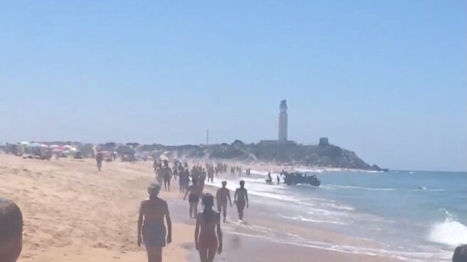 Inmigrantes llegando a la playa de Zahora, Cadiz.