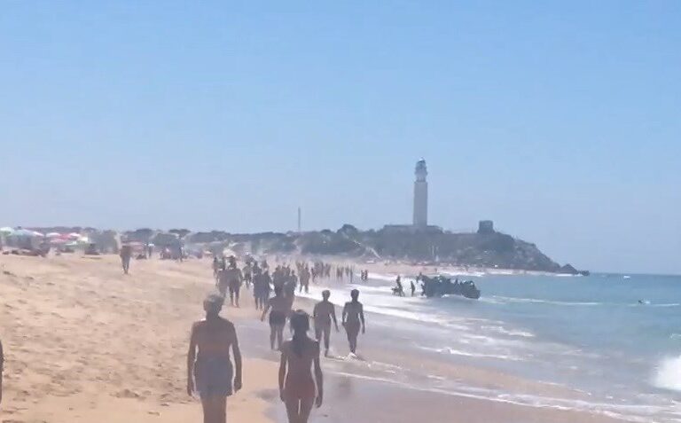 Decenas de inmigrantes llegan en patera a la playa de Zahora (Cádiz) entre los bañistas