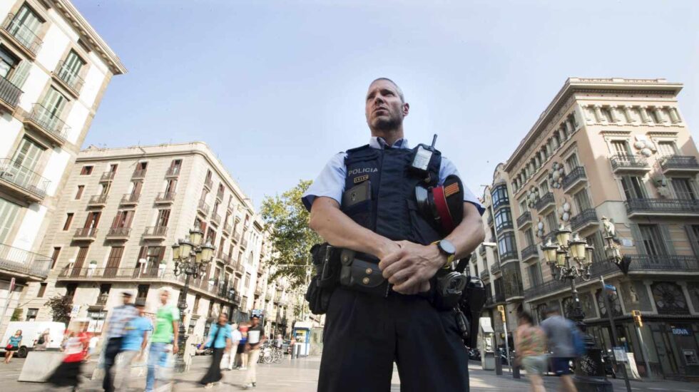 Un agente vigila las calles de Barcelona.