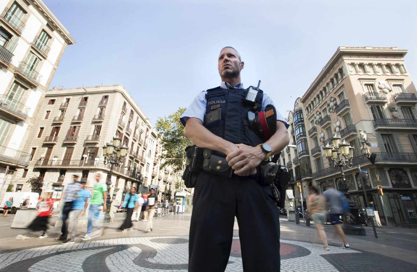 Un agente vigila las calles de Barcelona.