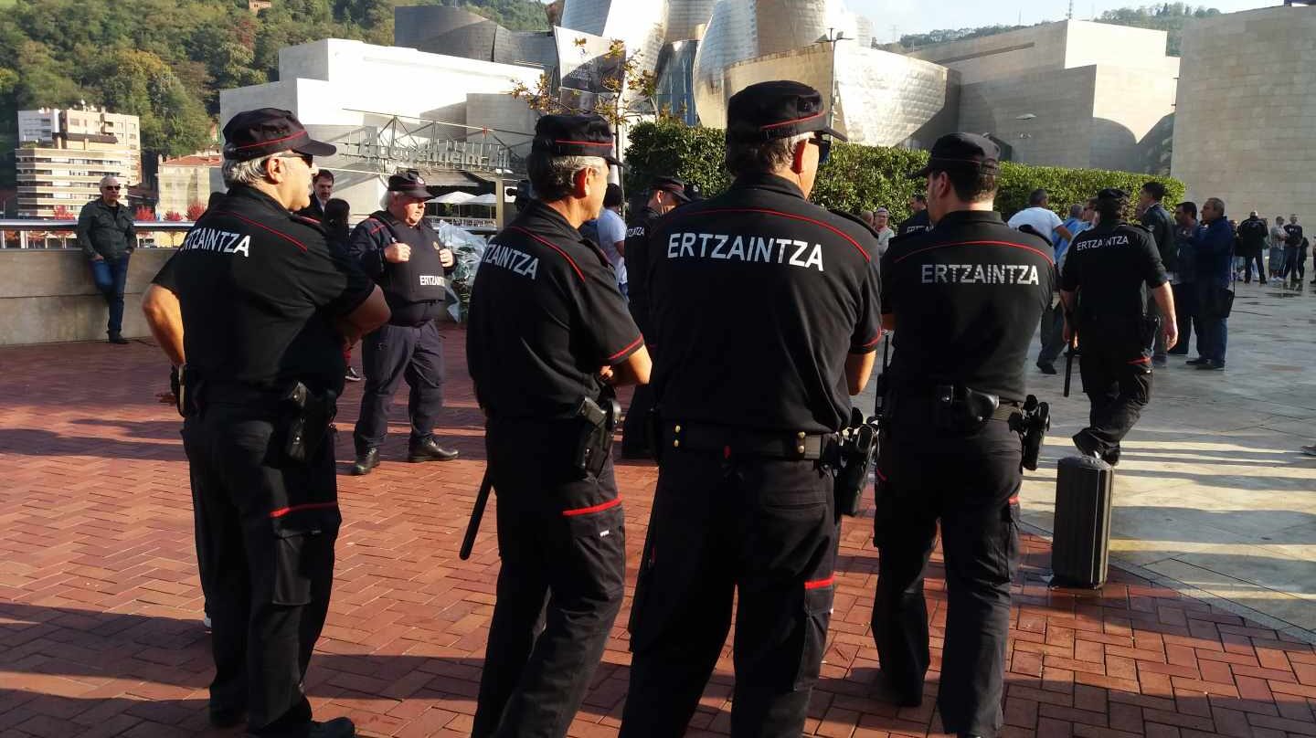 Acto de recuerdo del agente de la ertzaintza Txema Agirre asesinado por ETA en 1997 días antes de la inauguración del Guggenheim.