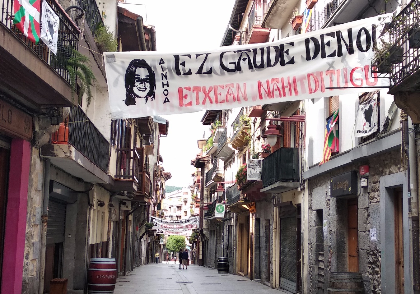 Varias pancartas reclaman el traslado de presos de ETA al País Vasco.