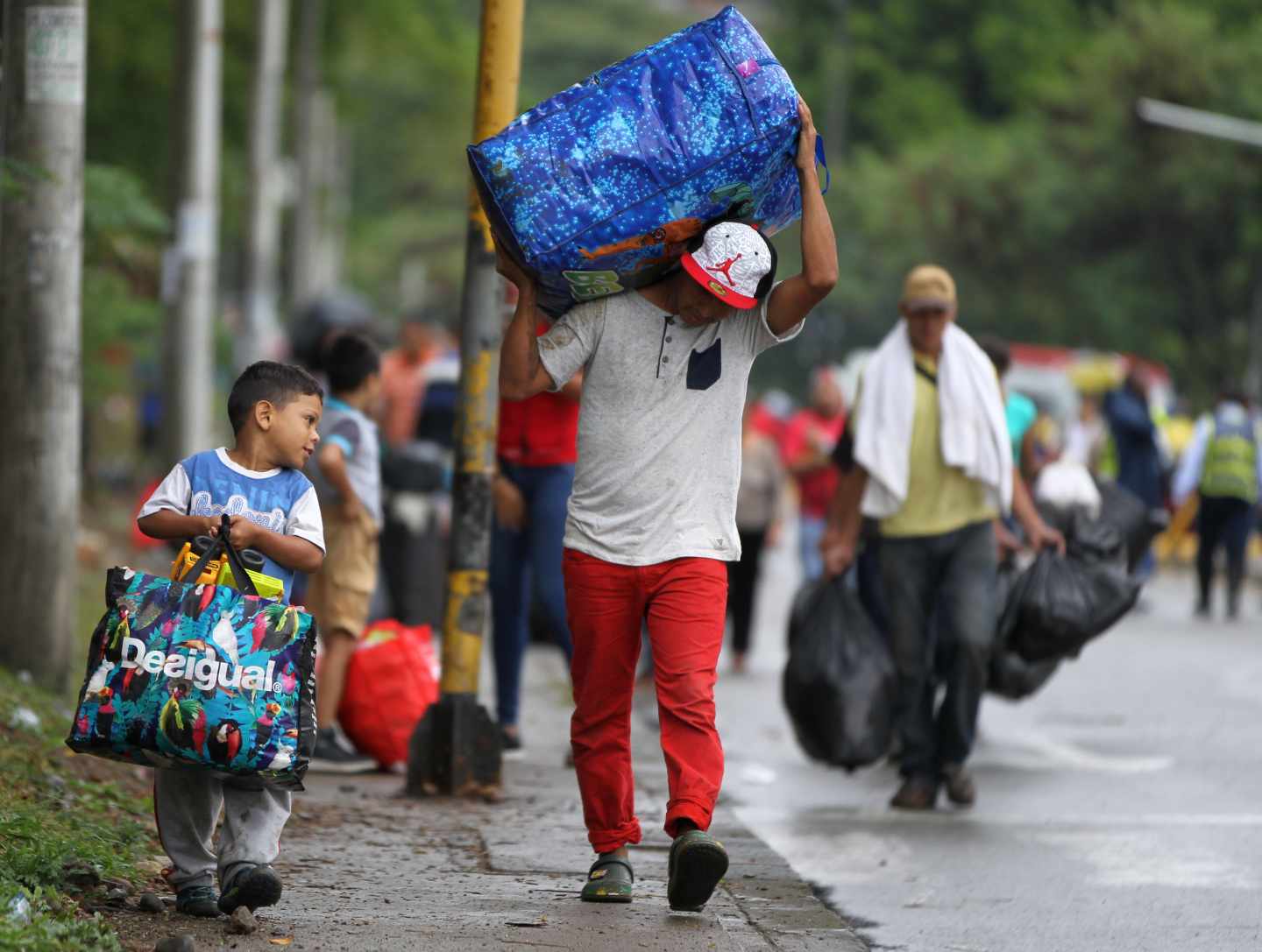 400 venezolanos que duermen en carpas en Cali, buscan seguir hacia otros países o legalizar su situación en Colombia.