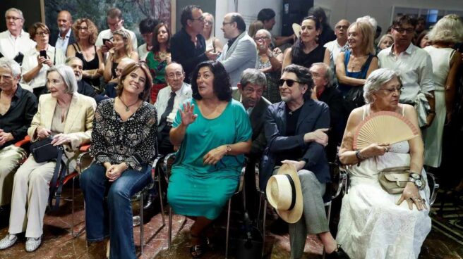 La actriz Nuria Espert, la ministra de Justicia, Dolores Delgado, la escritora Almudena Grandes, el cantante Joaquín Sabina, y la actriz Pilar Bardem., en la toma de posesión de Luis García Montero.