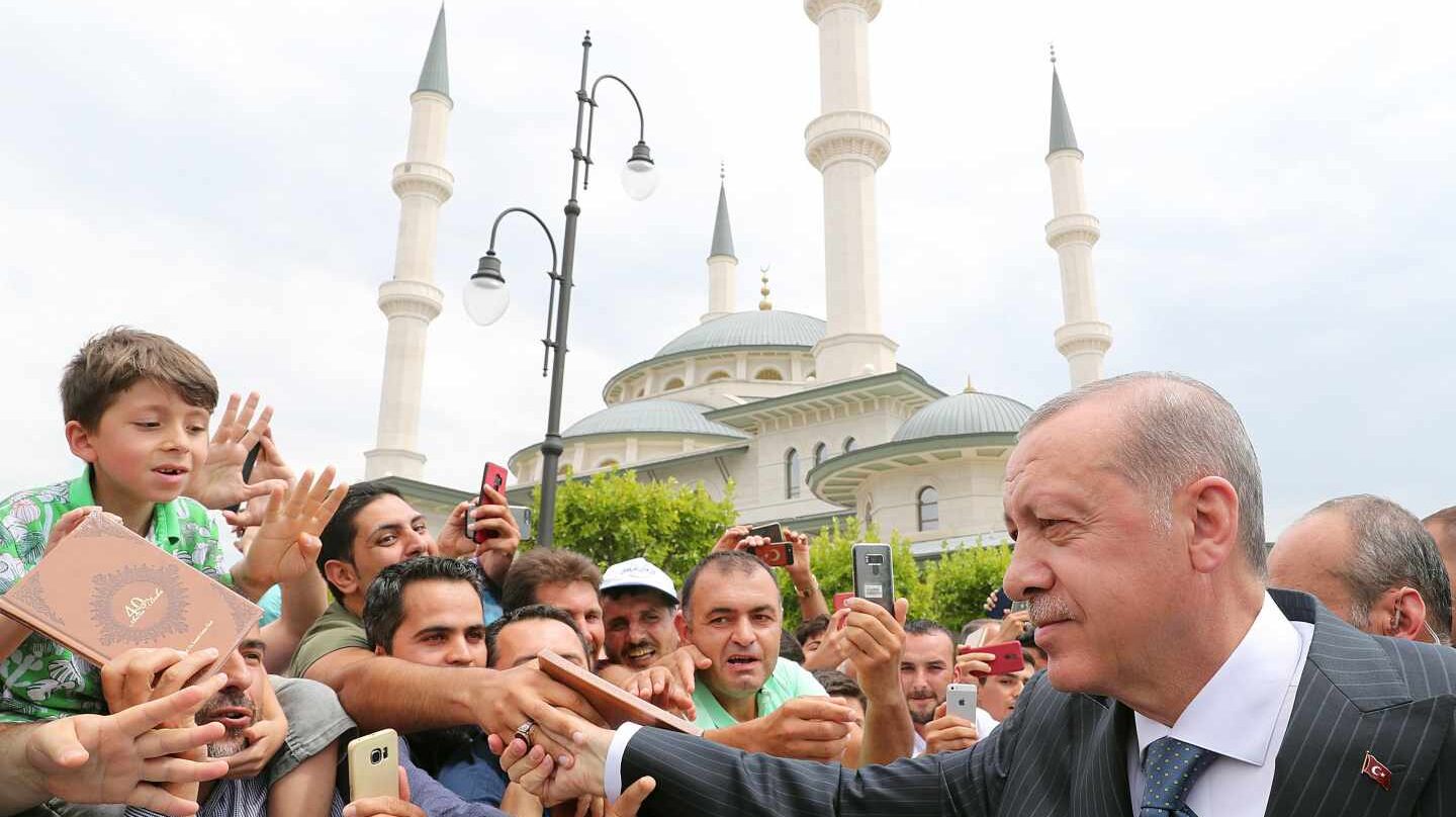 Erdogan dice que Turquía ganará “la guerra económica” mientras Trump anuncia nuevas sanciones