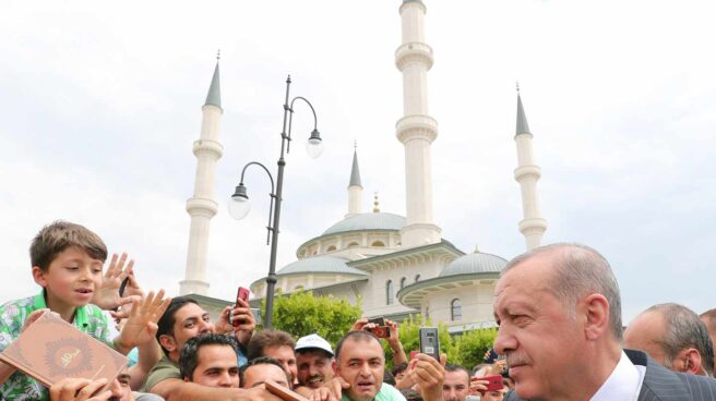 Erdogan dice que Turquía ganará “la guerra económica” mientras Trump anuncia nuevas sanciones