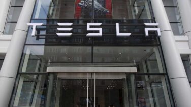 La junta de Tesla estudia ya la hoja de ruta para sacar a la compañía de Wall Street