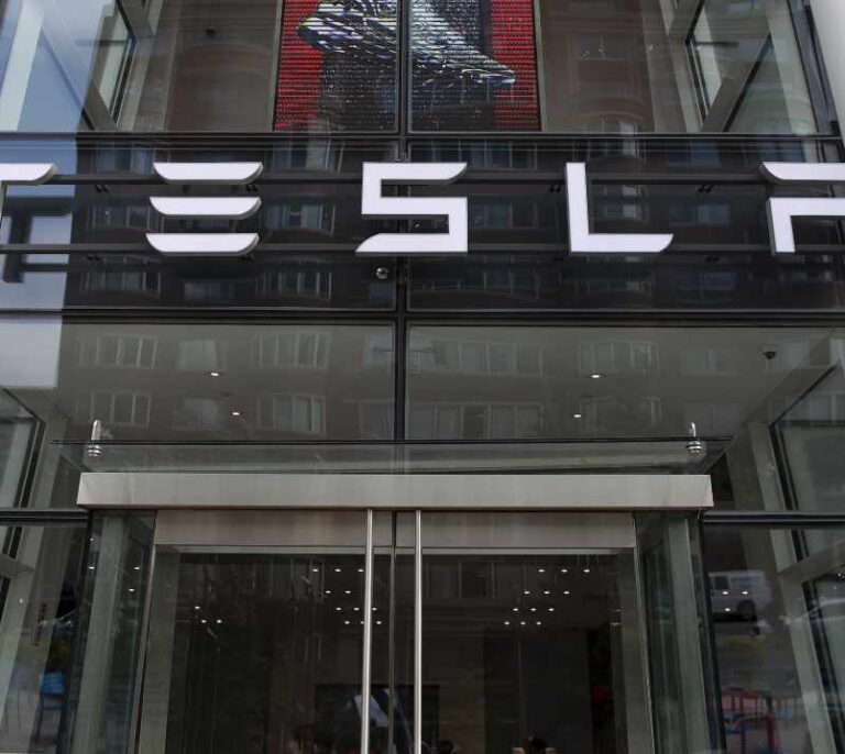 La junta de Tesla estudia ya la hoja de ruta para sacar a la compañía de Wall Street