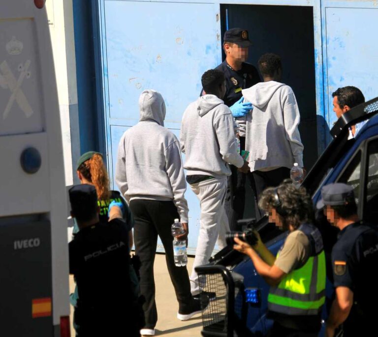 De Algeciras a Madrid o Barcelona: así es el protocolo de recepción de inmigrantes
