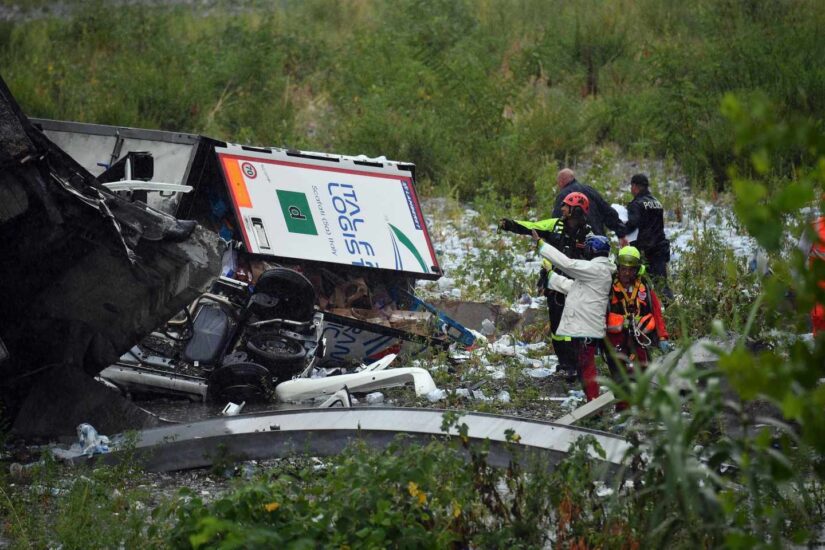 Un vehículo arrastrado por la caída del viaducto en Génova