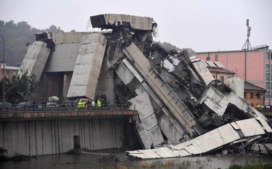 Fragmentos del desprendimiento del puente Morandi