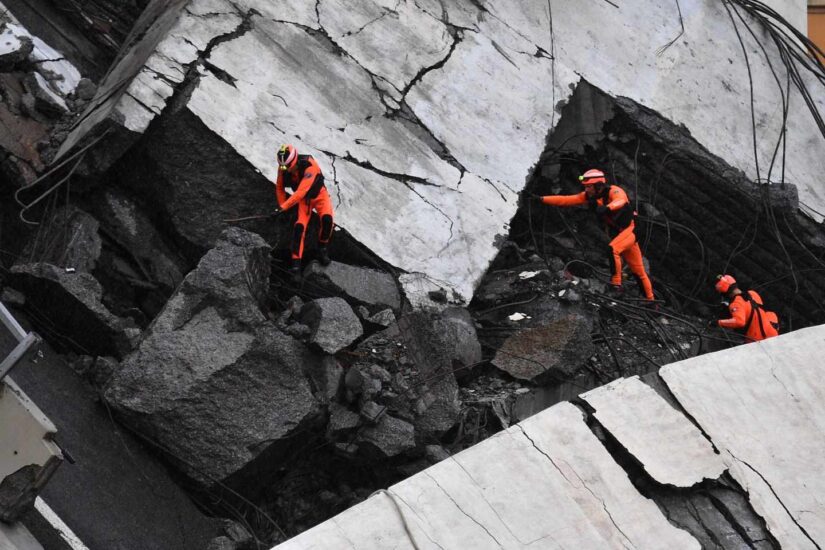 Miembros de los equipos de rescate buscan entre los escombros
