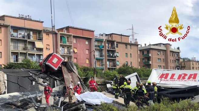 Servicios de emergencia buscan entre los escombros tras el derrumbe de un puente en Génova (Italia).