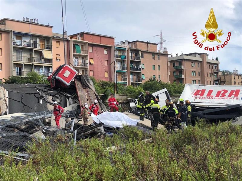 Servicios de emergencia buscan entre los escombros tras el derrumbe de un puente en Génova (Italia).