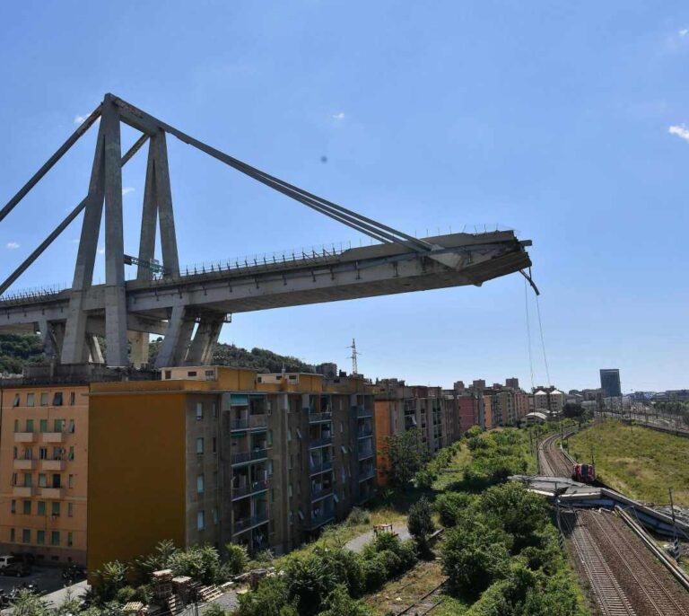 Plazo de 15 días para que Autoestrade de explicaciones por el puente de Génova