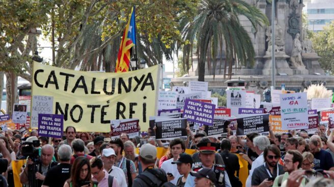 Tensión en la plaza de Cataluña durante los homenajes a las víctimas