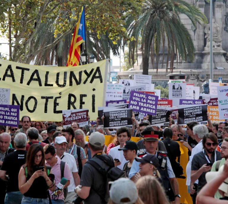 Tensión en la plaza de Cataluña durante los homenajes a las víctimas