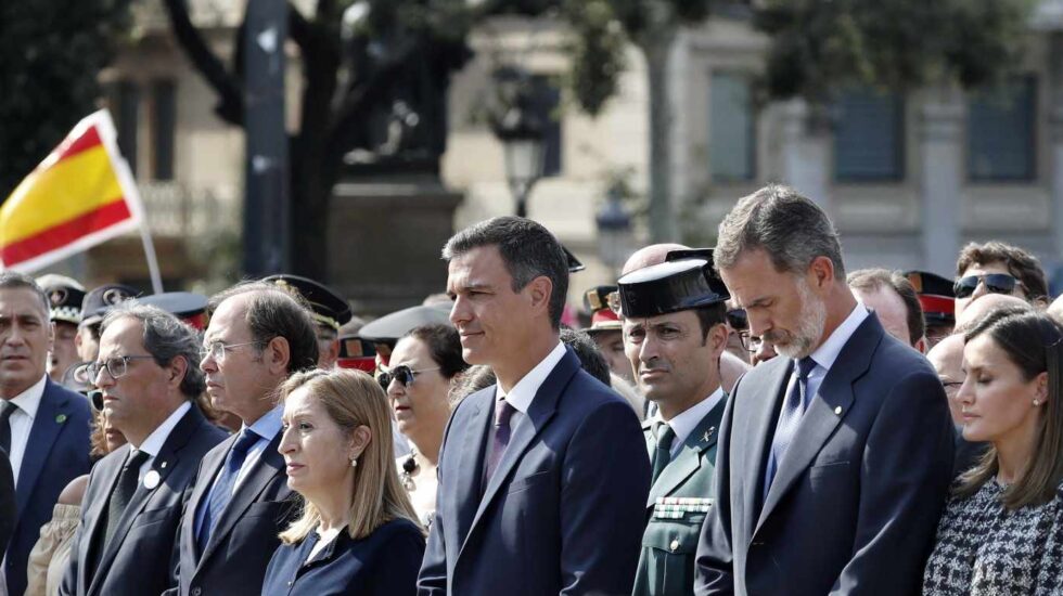 El rey Felipe VI, el presidente Pedro Sánchez y el resto de autoridades durante en el aniversario del 17-A