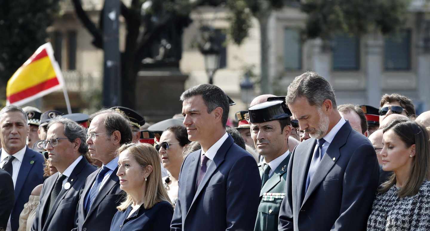 El rey Felipe VI, el presidente Pedro Sánchez y el resto de autoridades durante en el aniversario del 17-A