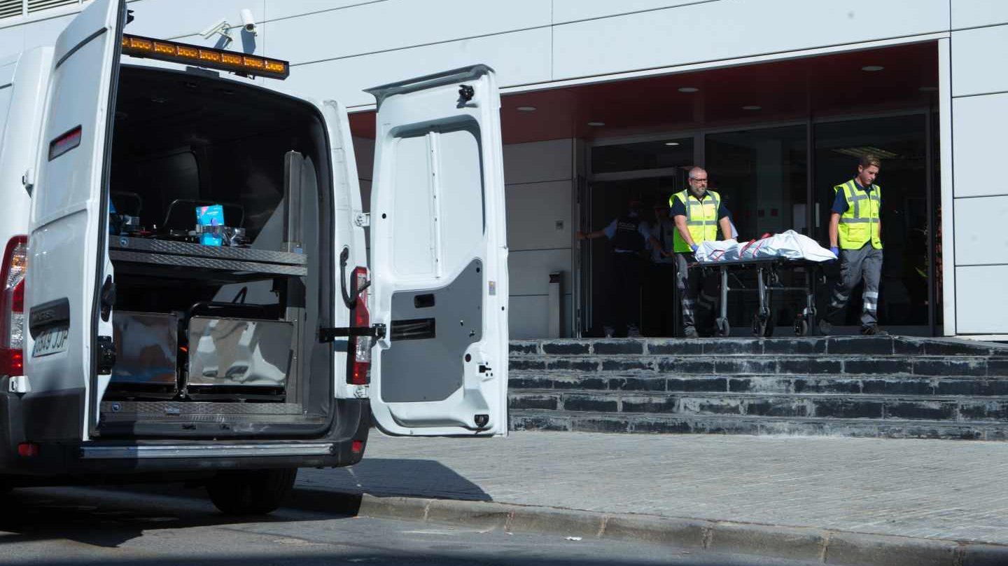 Los Mossos retiran el cuerpo del presunto terrorista de Cornellà.