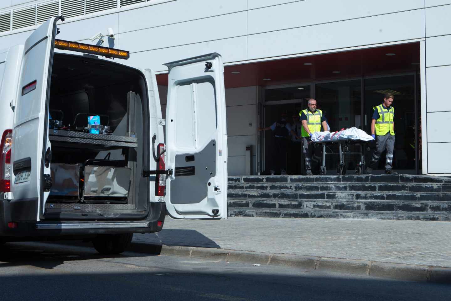 Los Mossos retiran el cuerpo del presunto terrorista de Cornellà.