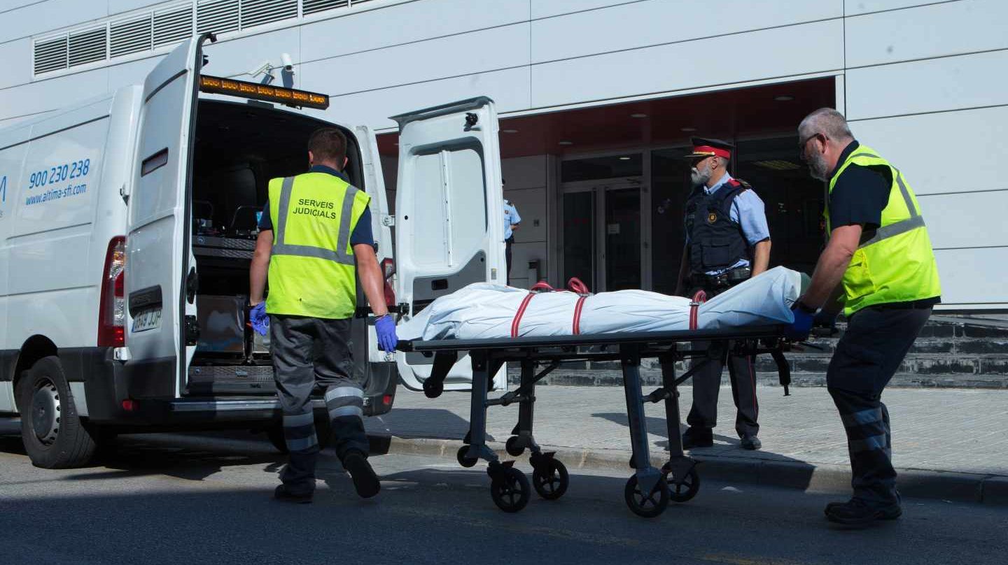 Los Mossos retiran los restos del presunto terrorista de Cornellà.
