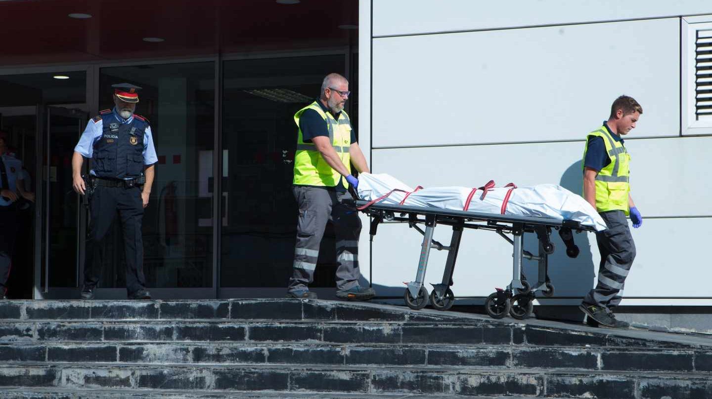 Los Mossos retiran el cuerpo del presunto terrorista de Cornellà.