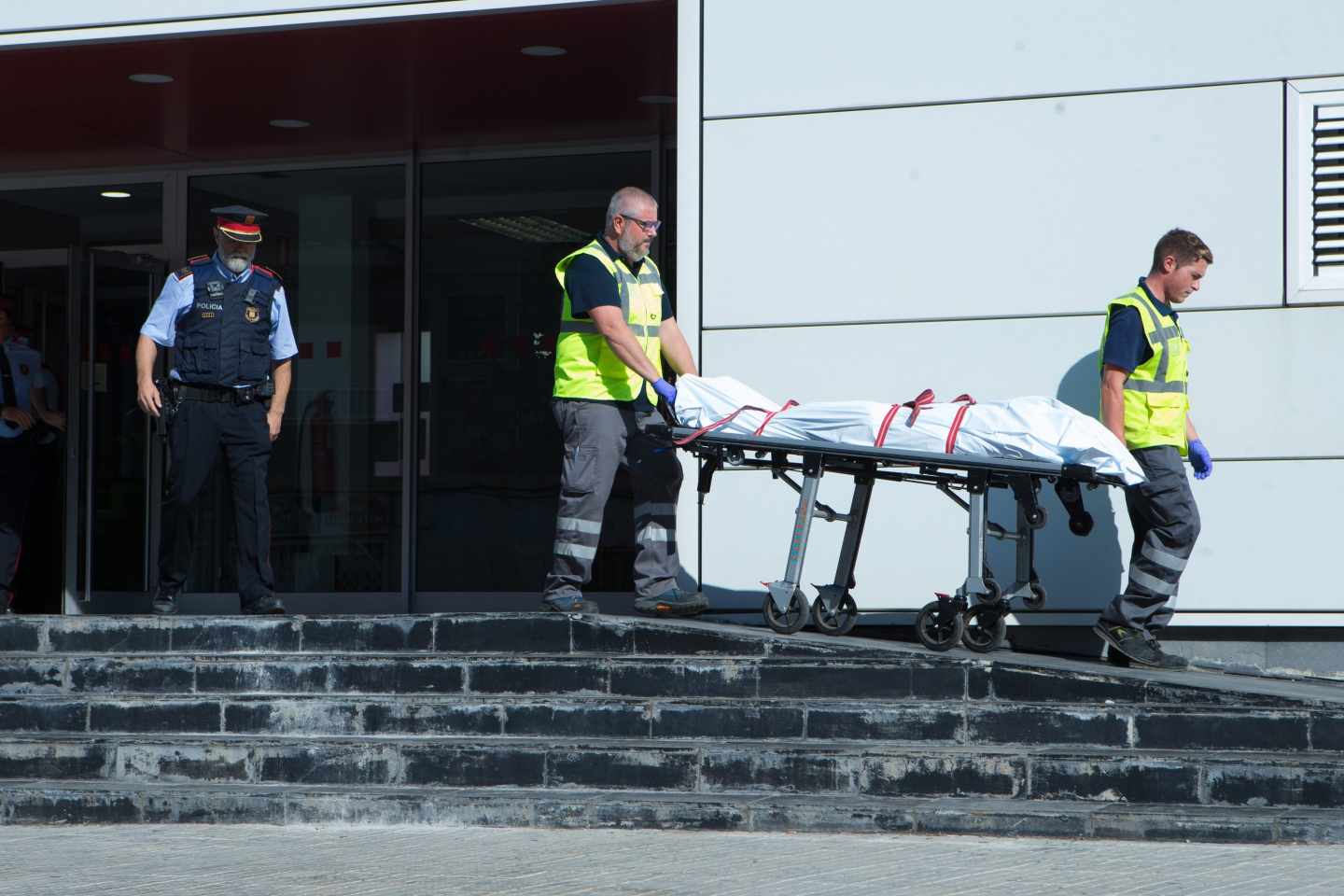 Los Mossos retiran el cuerpo del presunto terrorista de Cornellà.