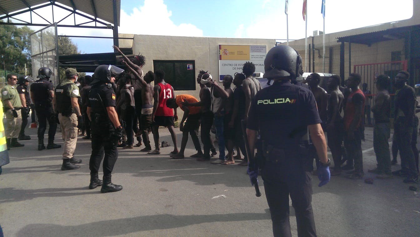 Operación policial con inmigrantes en Ceuta.