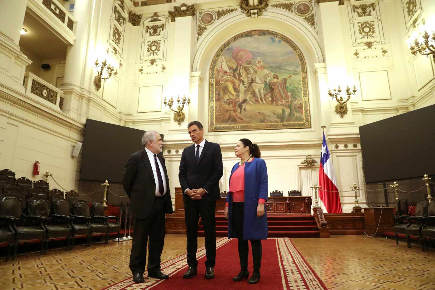 Pedro Sánchez, en Santiago con los presidentes de del Congreso y del Senado de Chile, Maya Fernández, y Carlos Montes.